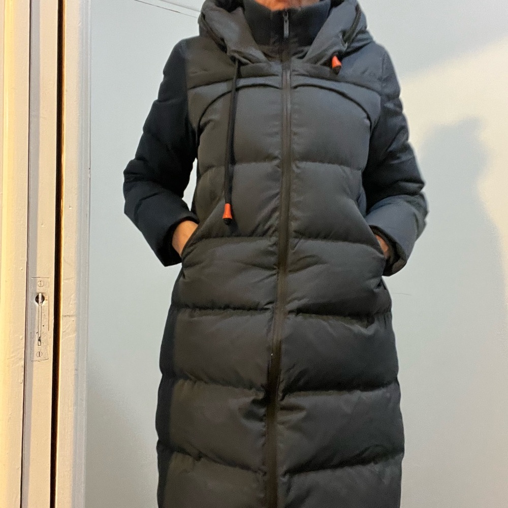 Stylish Black Puffer Jacket with Hood